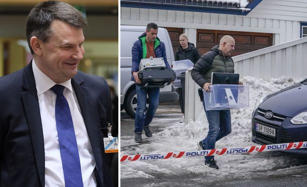 Norjan oikeusministeri Tor Mikkel Wara on jättänyt väliaikaisesti tehtävänsä, koska hänen avovaimoaan epäillään ministerin auton polttamisesta. Kuvassa poliisi kantaa tavaroita pariskunnan kodista.