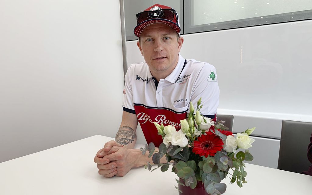 Kimi Räikkönen häkellytti Nascar-yleisön! Pesi entisen F1-kollegan: ”Outo näky”