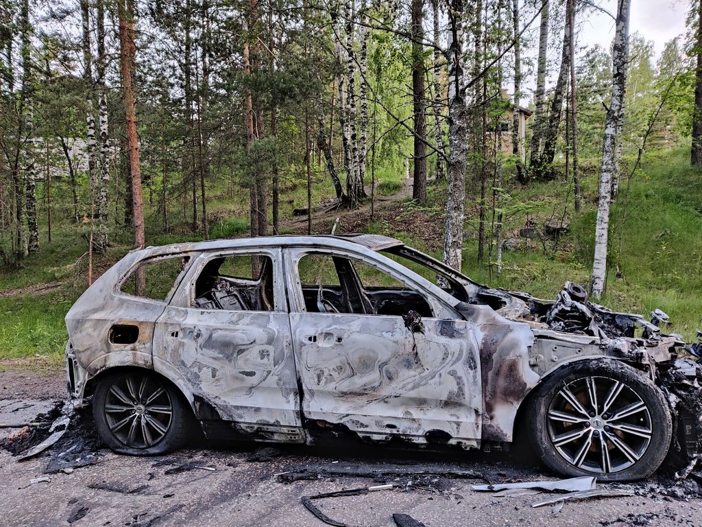 Kuvat: Varkaat porasivat reiän auton bensatankkiin ja veivät löpön Vantaalla – näin poliisi kommentoi