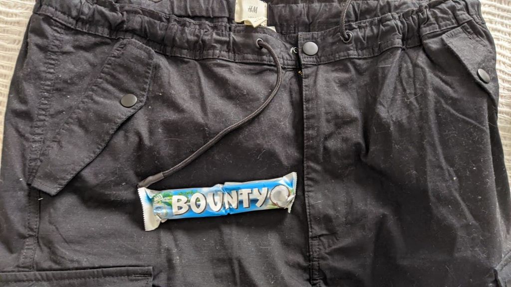 Mies tilasi H&M:n verkkokaupasta housut: Sai nukkaiset pöksyt, joiden taskussa oli pesty Bounty-patukka