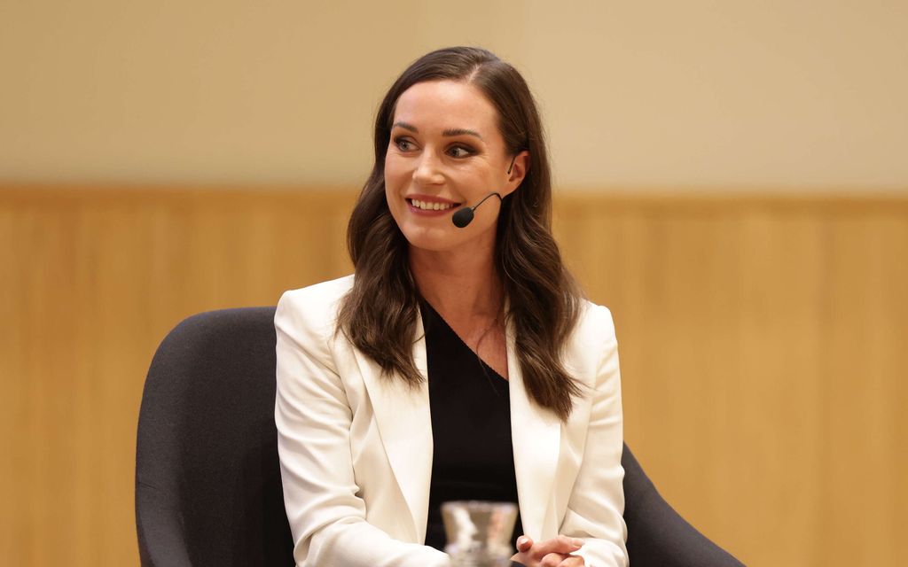 Sanna Marin julkaisi kuvia yksityis­juhlistaan – Huomio kiinnittyy sukkahousuihin