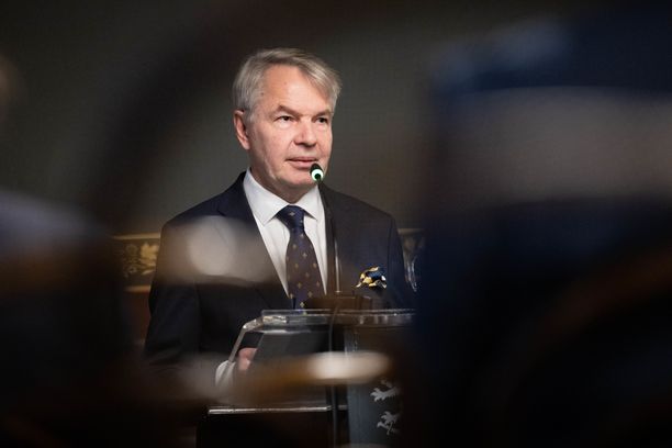 Foreign Minister Pekka Haavisto (green) said before the Brussels meeting that Finland and the entire EU must continue to support Ukraine as Russia continues its attacks.