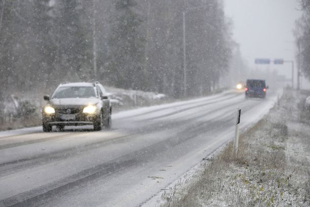 Huono ajokeli vaivaa osaa Suomea keskiviikkoaamuna.