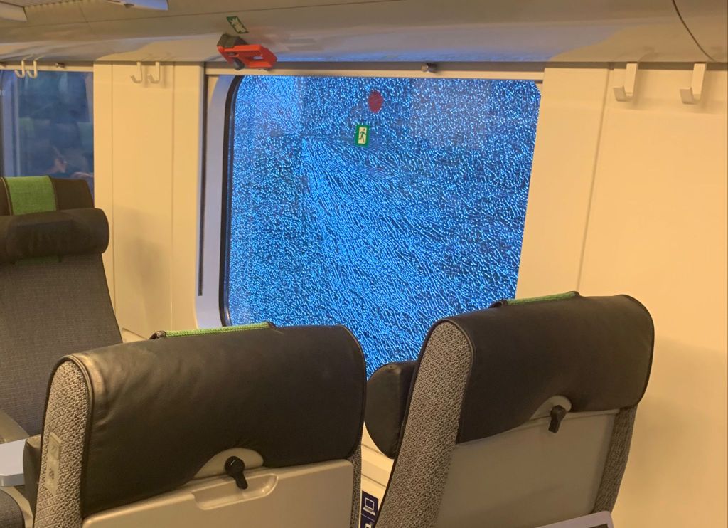 Kuva: VR:n kaukojunan ikkuna pamahti hajalle kesken matkan – syy ei vielä tiedossa