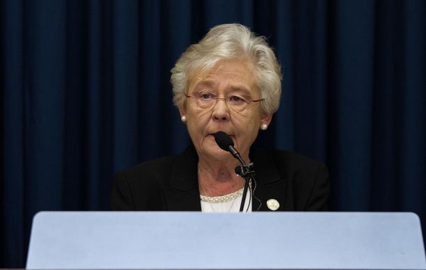 Alabaman kuvernööri Kay Ivey ei katso hyvällä, kun osavaltion asukkaat jättävät koronarokotteen ottamatta. 