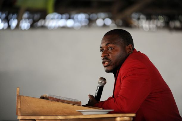 Entinen sisällissodan kenraali, nykyinen evankelista Joshua Blahyi saarnaamassa Liberiassa vuonna 2010. 