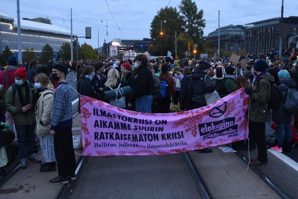 Mielenosoittajat pysäyttivät liikenteen Helsingin Mannerheimintiellä keskiviikkona.