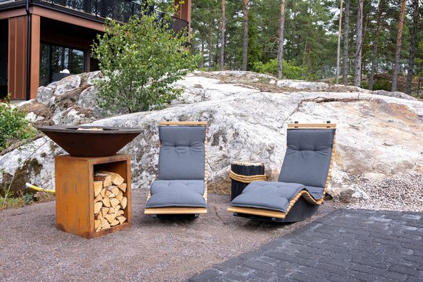 Etupihan puolella on vielä pieni nuotiopaikka.