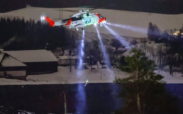 Helikopterista roikkuva pelastaja yritti tähystää raunioissa mahdollisesti olevia ihmisiä.
