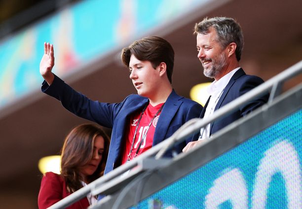 Prinssi Christian vanhempiensa kanssa katsomassa jalkapalloa kesäkuussa.