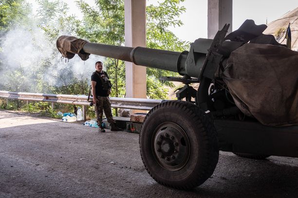 Ukrainalainen tykistöpataljoonan sotilas lähellä rintamaa Mykolajivin alueella Etelä-Ukrainassa.