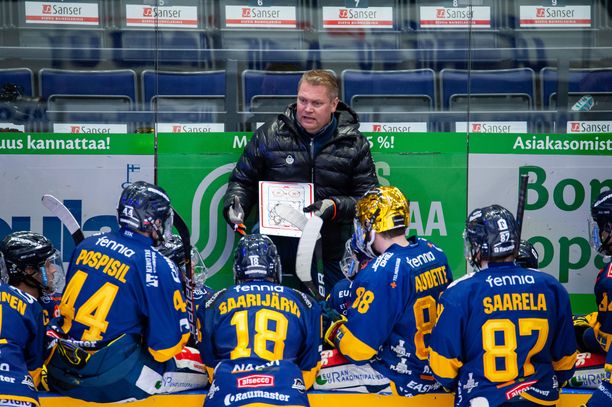 Päävalmentaja Pekka Virta palasi kesken pelin Lukon penkin taakse.