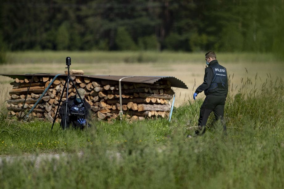 Kirvesmurhaaja Kävi Poliisin Päälle, Mies Puukotti Naista Kasvoihin ...