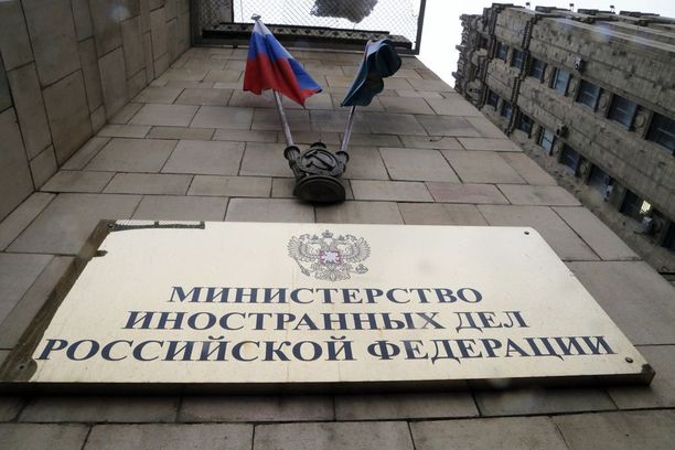 Venäjän ulkoministeriö Moskovassa otti keskiviikkona vastaan ulkomaisia suurlähettiläitä kokoukseen, jossa käsiteltiin myrkytystapausta.