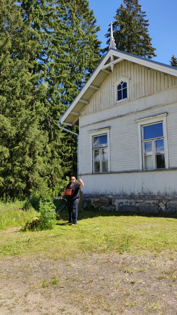Hiltunen on jo siistinyt ostamansa talon pihaa.