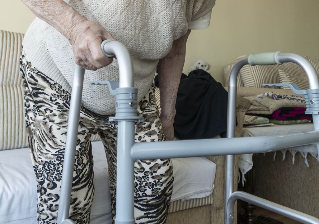Tuhannet vanhukset kärvistelevät kotona ilman riittävää apua – nyt hallituksen 0,7-mitoitus uhkaa pahentaa kotihoidon kriisiä
