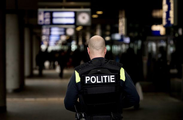 Hollannin poliisi on pidättänyt pääepäillyn lisäksi kaksi muuta henkilöä Utrechtin maanantaiseen raitiovaunuampumiseen liittyen.