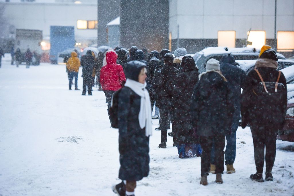 Video näyttää, miten koronatestaus horjuu Helsingissä: satojen ihmisten kaaos - ”Ei tästä tule mitään”