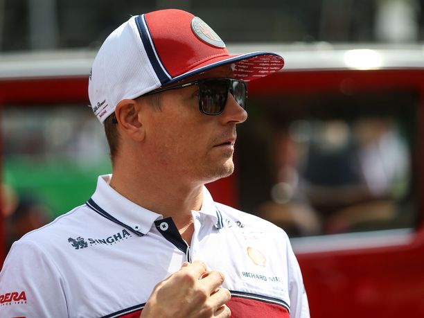 Kimi Räikkönen sai näyttävät tossut Alfa Romeolta.
