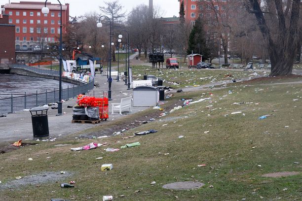 Tampereen Koskipuistossa oli aamulla karu näky - katso, millaisen määrän  roskaa vapun juhlakansa jätti jälkeensä