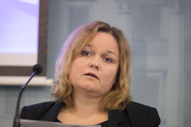 Perhe- ja peruspalveluministeri Krista Kiuru (sd) on Helsingin Sanomien mukaan huolissaan Suomen koronatilanteesta. 