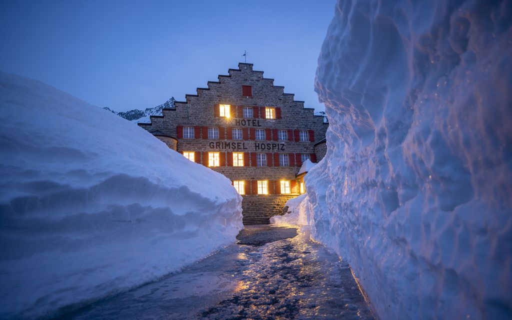 Sveitsin vanhin hotelli on täydellinen piilopirtti vuorten sylissä – jo matka sinne on elämys!