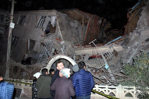 Ihmisiä maanjäristyksessä sortuneen talon edessä Elazigin kaupungissa Turkissa. 