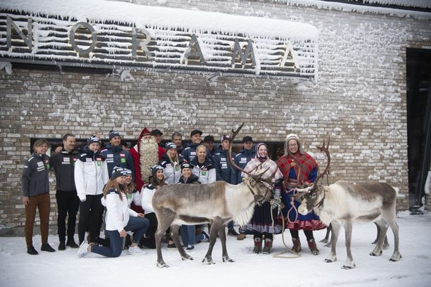 Suomen alppihiihtomaajoukkue poseerasi porojen ja jouluhahmojen kanssa Levillä.