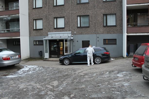 Poliisi tutki asuntoa Jyväskylän Pupuhuhdantiellä torstaina.