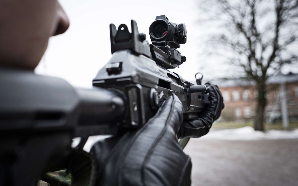 Varusmies ei luopunut rynnäkkö­kivääristään Helsingin kevätillassa – Poliisi epäilee ryöstön yritystä
