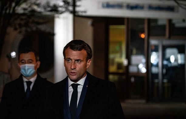 Ranskan presidentti Emmanuel Macron ja Gerald Darmanin (vas.) vierailivat Samuel Patyn surmapaikalla perjantaina.