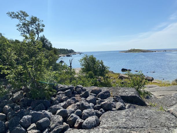 Itäisen Suomelahden kansallispuistoon kuuluu useita pinta-alaltaan pieniä saaria.