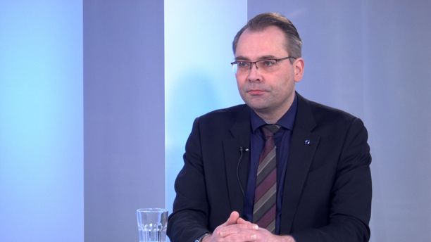 Jussi Niinistö kertoo, miten tasavallan presidentti Sauli Niinistö on yrittänyt ottaa puolustusministeriltä luulot pois.