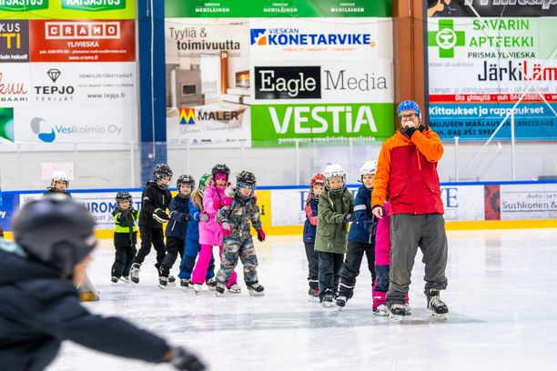 Kaupallinen yhteistyö Osuuskauppa KPO: Maksuton luistelutapahtuma tuo  riemua koko perheelle – näillä paikkakunnilla Pohjanmaalla pääsee mukaan