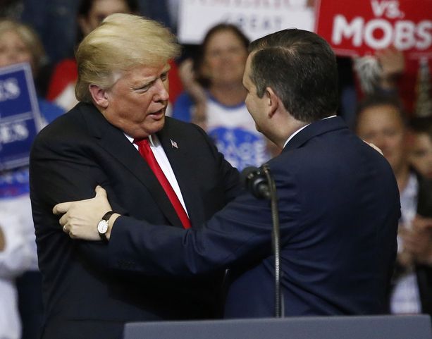 Trump kätteli Cruzia lavalla ennen puhettaan Texasin Houstonissa.