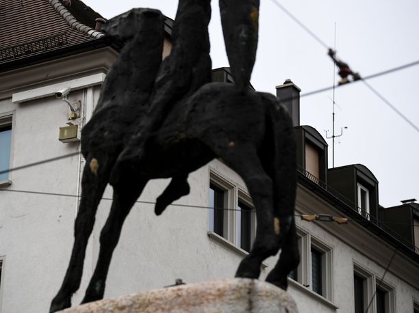 Freiburgin kaupunki Baden-Württembergissä on noussut viime päivinä otsikoihin 18-vuotiaan joukkoraiskauksen vuoksi. Turvakamera kuvaa Bertoldsbrunnenin monumenttia kaupungin keskustassa.