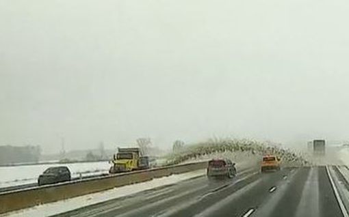 Aurausauto rikkoi yli 40 autoa moottoritiellä USA:ssa – video näyttää kuljettajan pahan virheen