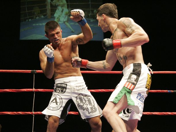 Diego Garijo (oikealla) mitteli vapaaottelussa ennen siirtymistä paljain käsin nyrkkeilyyn.