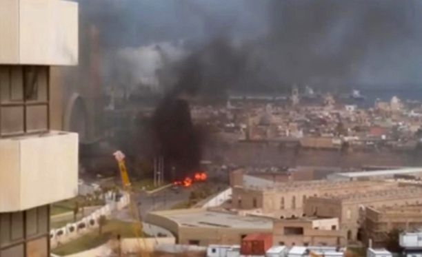 Libyalaisen bloggarin ottamassa kuvassa näkyy luksushotelli liekeissä ilmeisesti autopommin räjähdyksen jälkeen.
