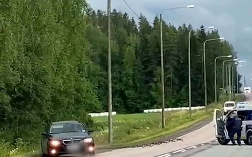 Nelostien turma tallentui dramaattiselle videolle: Takaa-ajettu BMW on kaahata suoraan päin kuvaajaa
