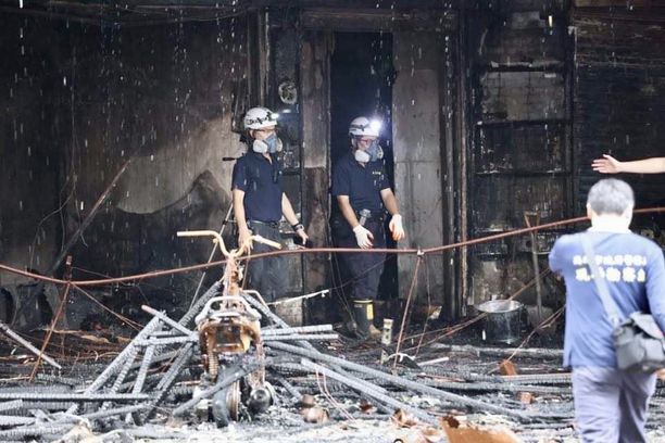 Paikalliset viranomaiset tutkivat tulipalon jälkiä Kaohsiungin kaupungissa eteläisessä Taiwanissa.