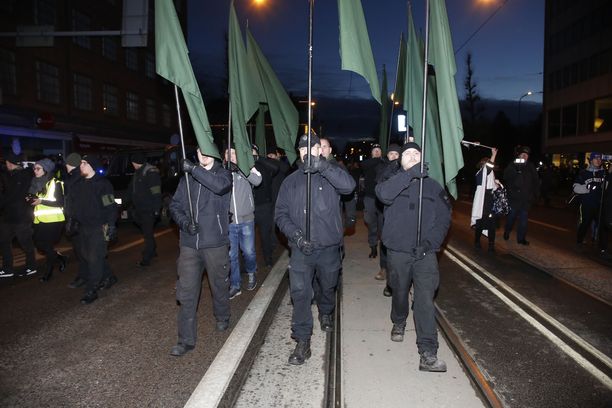 Suomen isoin natsijärjestö Pohjoismainen Vastarintaliike on lopetettu laittomana. Liike on jatkanut toimintaansa esimerkiksi Kohti Vapautta -ryhmänä, joka marssii tässä kuvassa Helsingissä.