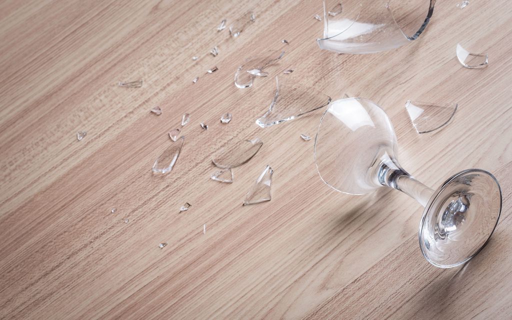 Siivoa särkynyt lasi turvallisesti – Apuna peruna tai leipäpala