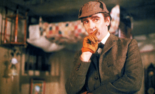 Sherlock Holmesia näyttelee elokuvassa Robert Stephens.