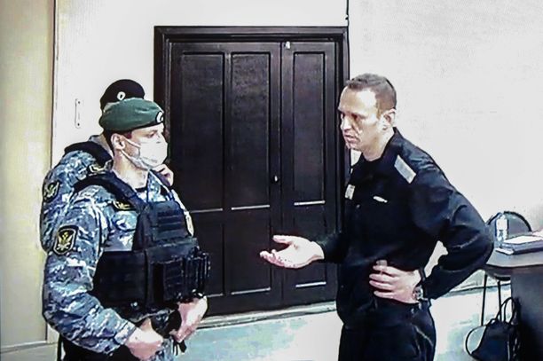 Oppositiojohtaja Aleksei Navalnyi kuvattu vankilassa järjestettävässä oikeuskäsittelyssä 15. helmikuuta. Käsittelyn järjestäminen vankilassa on poikkeuksellista.