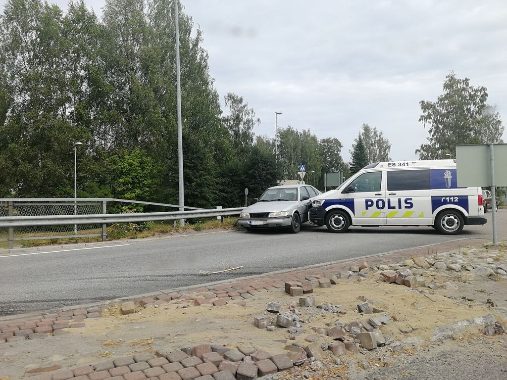 Takaa-ajo Juvalla: Poliisi runttasi auton kaiteeseen - kuvat