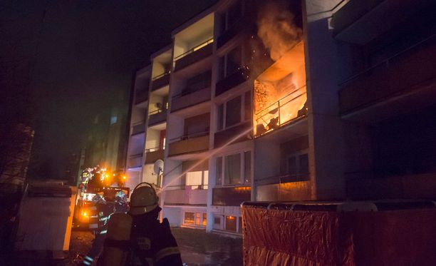 Palomiehet sammuttavat liekkejä pakolaiskeskuksessa Bad Homburgissa helmikuun alussa tapahtuneessa tulipalossa, jossa loukkaantui ainakin neljä pakolaista. Palon syttymissyytä tutkitaan.