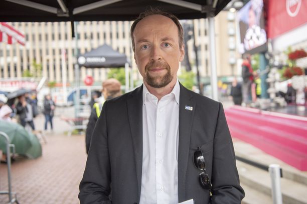 Jussi Halla-ahon johtama perussuomalaiset houkuttelee kyselyn mukaan keskustaa aiemmin äänestäneitä.