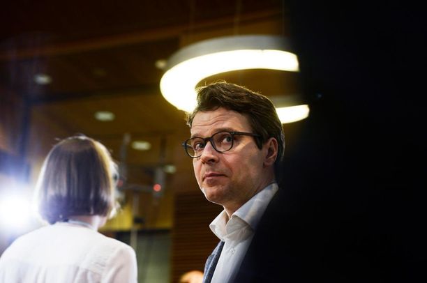 Vihreiden puheenjohtaja Ville Niinistö vuoden 2015 eduskuntavaalien tuloksia jännittämässä.