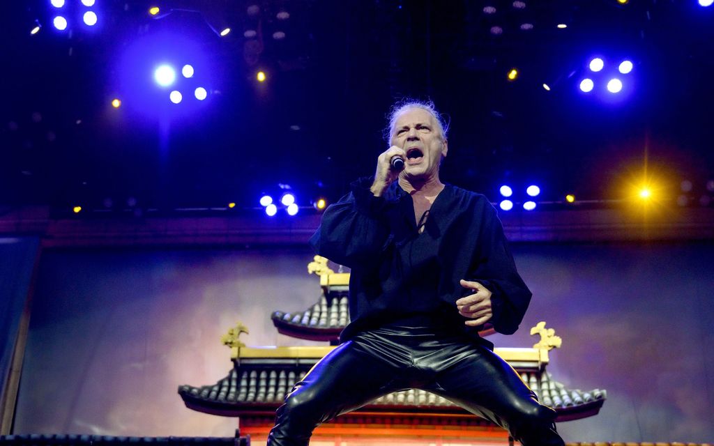 Iron Maiden -yhtyeen solisti Bruce Dickinson raivostui faninsa käytöksestä – haistatteli häpeilemättä yleisölle 